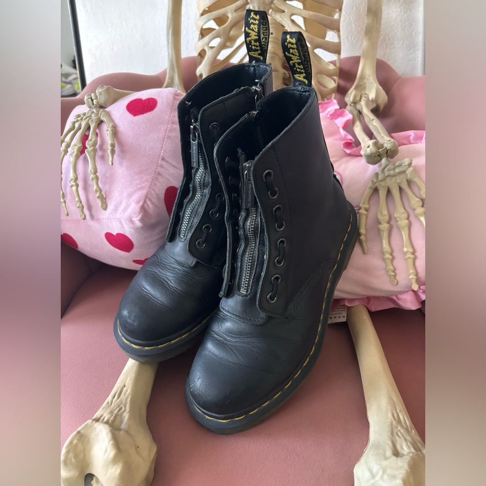 Dr. Martens black boots sz 8 women’s